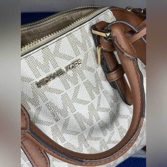 🎉Michael Kors Ciara Vanilla Acorn Convertible Signature Monogram Messenger Bag - Picture 10 of 15